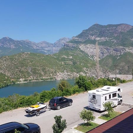 Lugina E Komanit Buitenkant foto