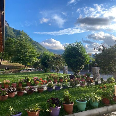 Lugina E Komanit Buitenkant foto