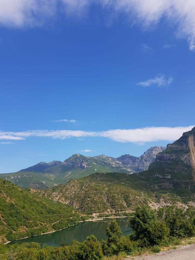 Lugina E Komanit Buitenkant foto