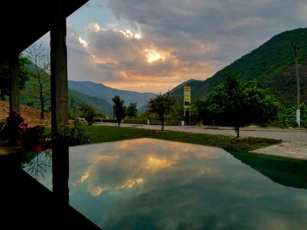 Lugina E Komanit Buitenkant foto