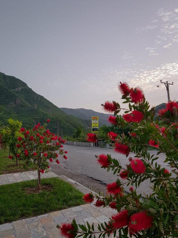 Lugina E Komanit Buitenkant foto