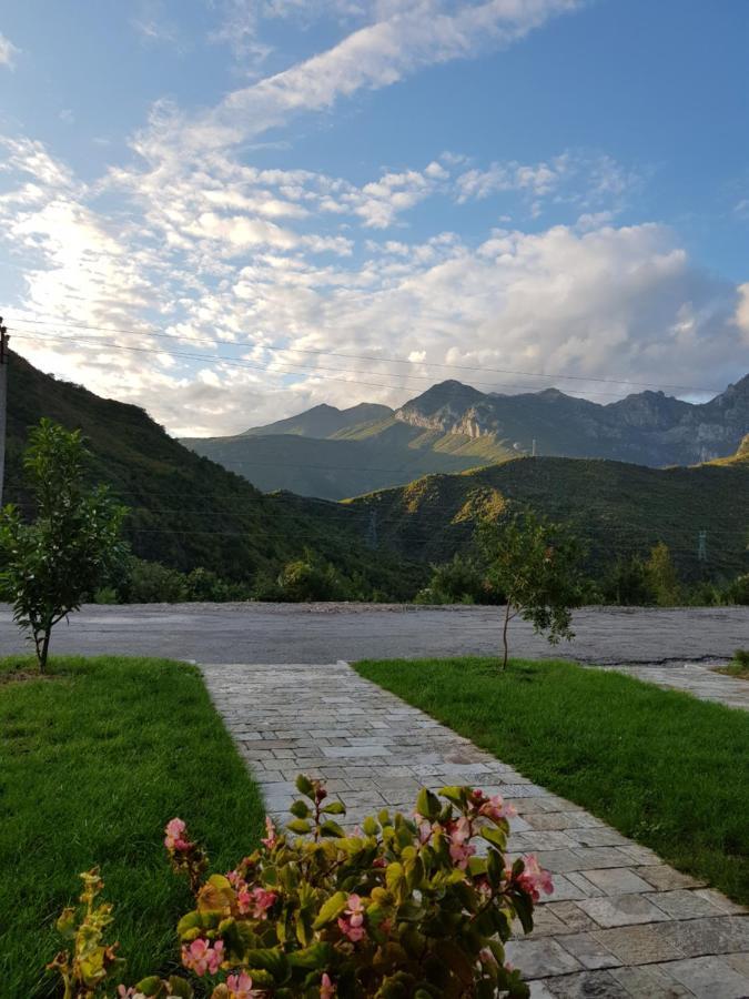 Lugina E Komanit Buitenkant foto
