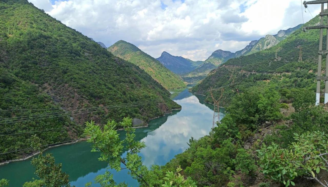 Lugina E Komanit Buitenkant foto