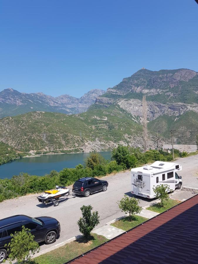 Lugina E Komanit Buitenkant foto