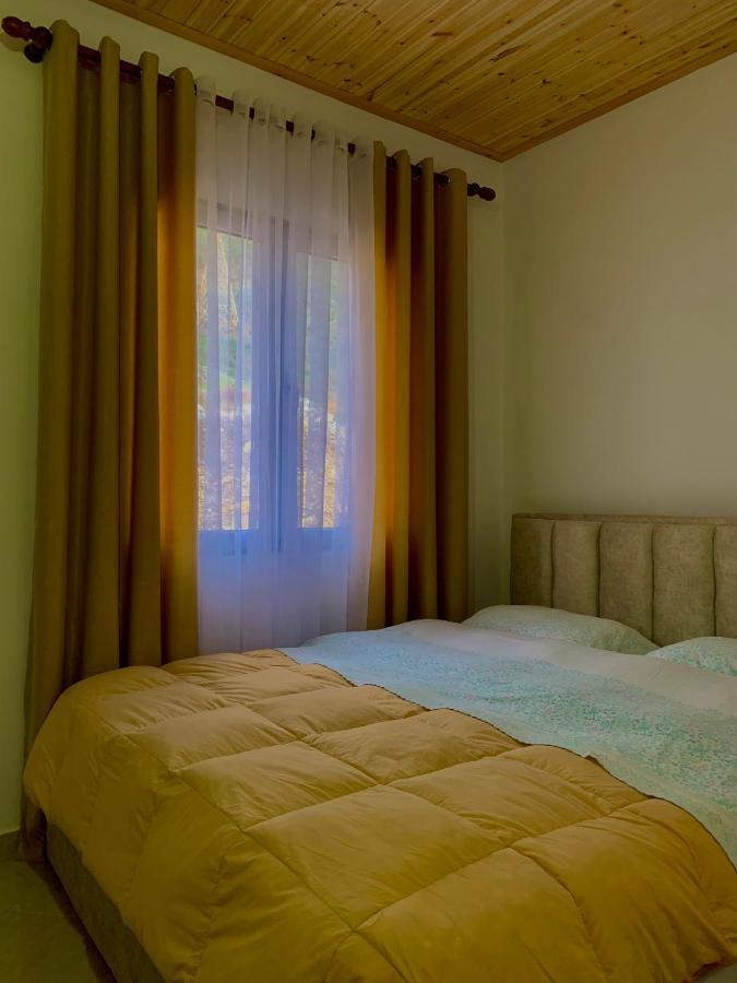 Lugina E Komanit Buitenkant foto