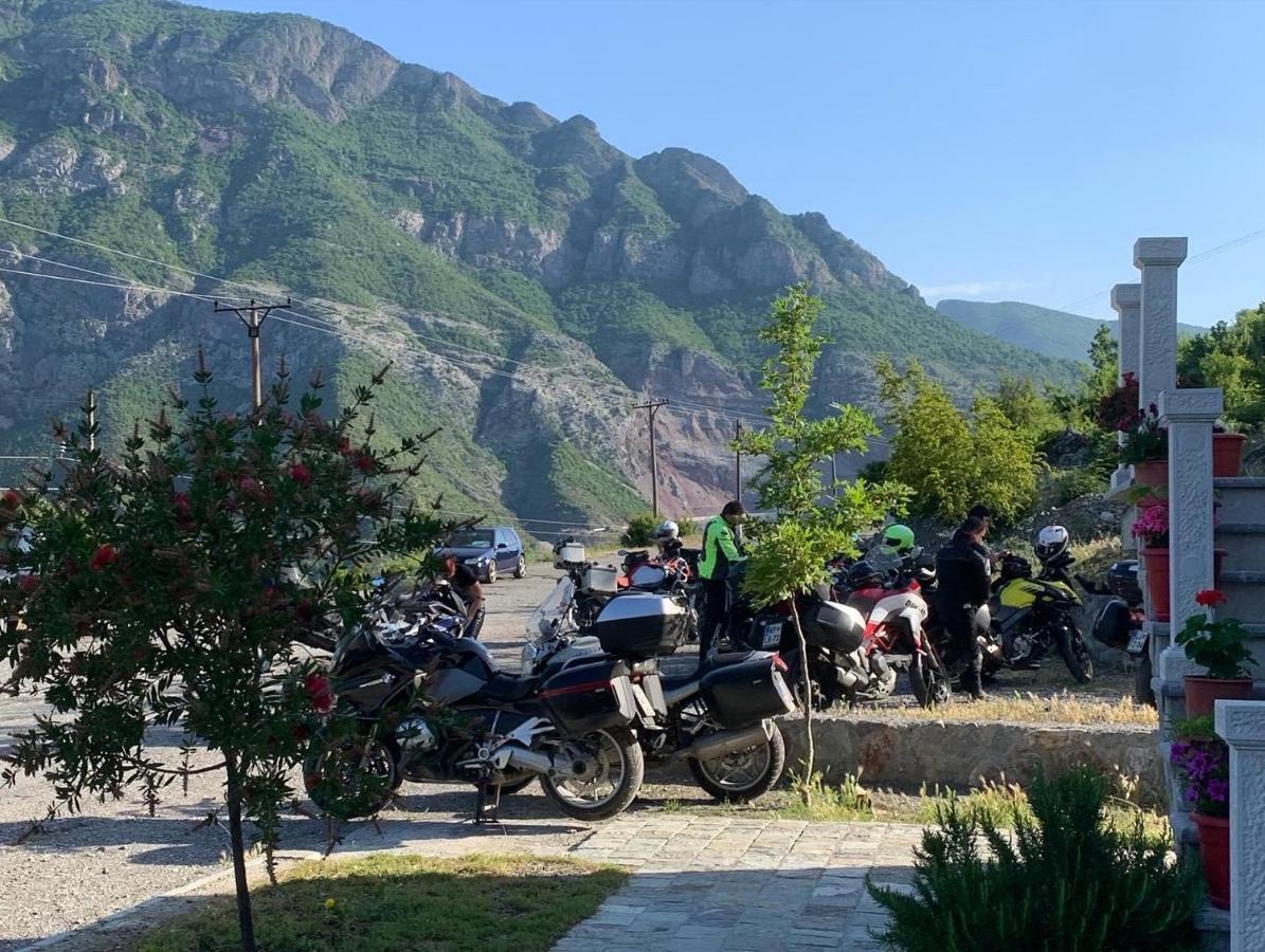 Lugina E Komanit Buitenkant foto
