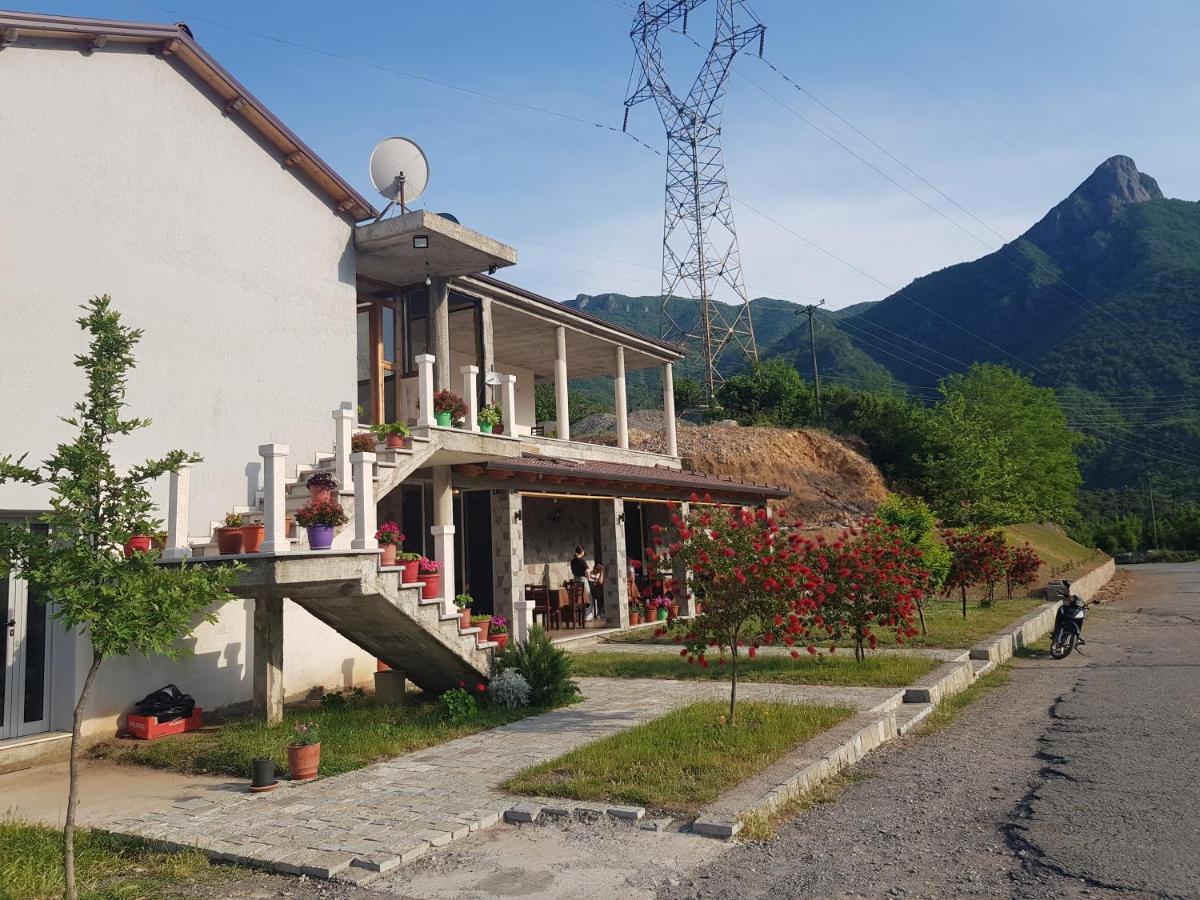 Lugina E Komanit Buitenkant foto