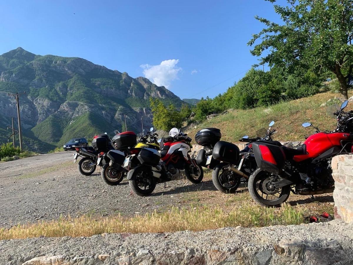 Lugina E Komanit Buitenkant foto