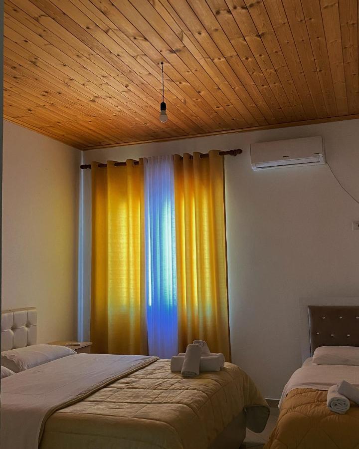Lugina E Komanit Buitenkant foto