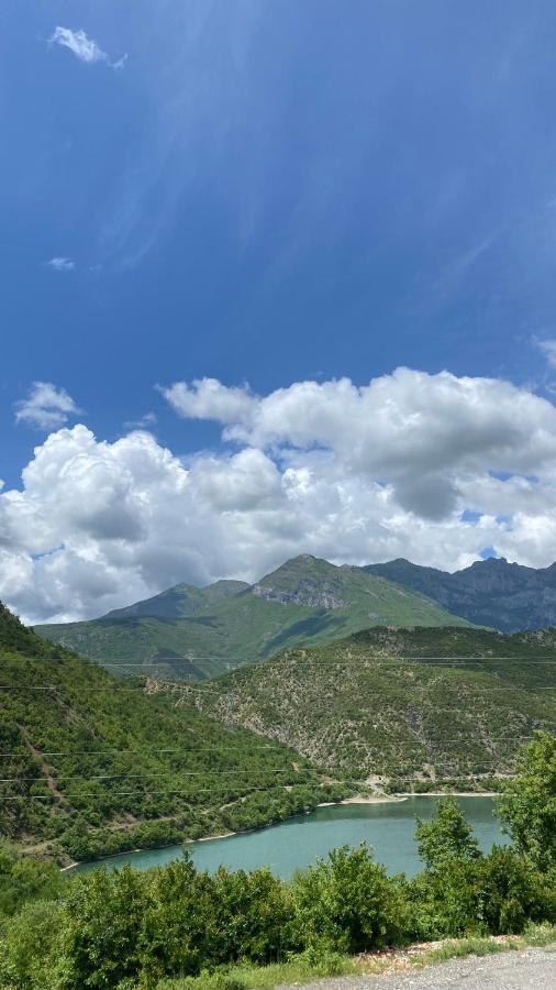 Lugina E Komanit Buitenkant foto