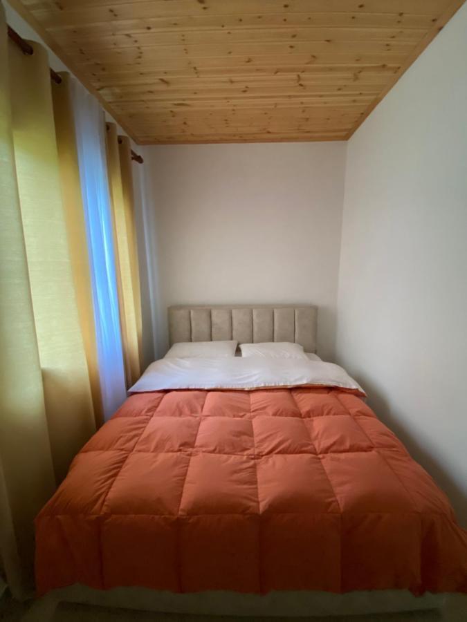 Lugina E Komanit Buitenkant foto