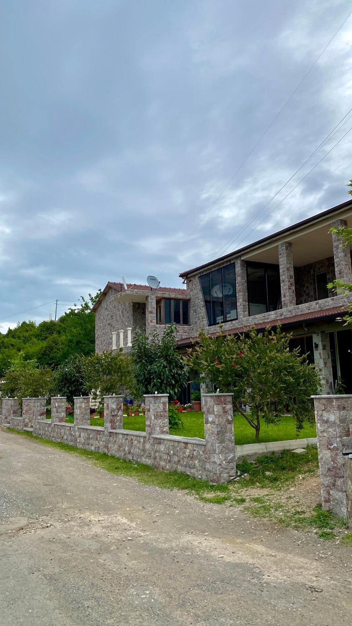 Lugina E Komanit Buitenkant foto