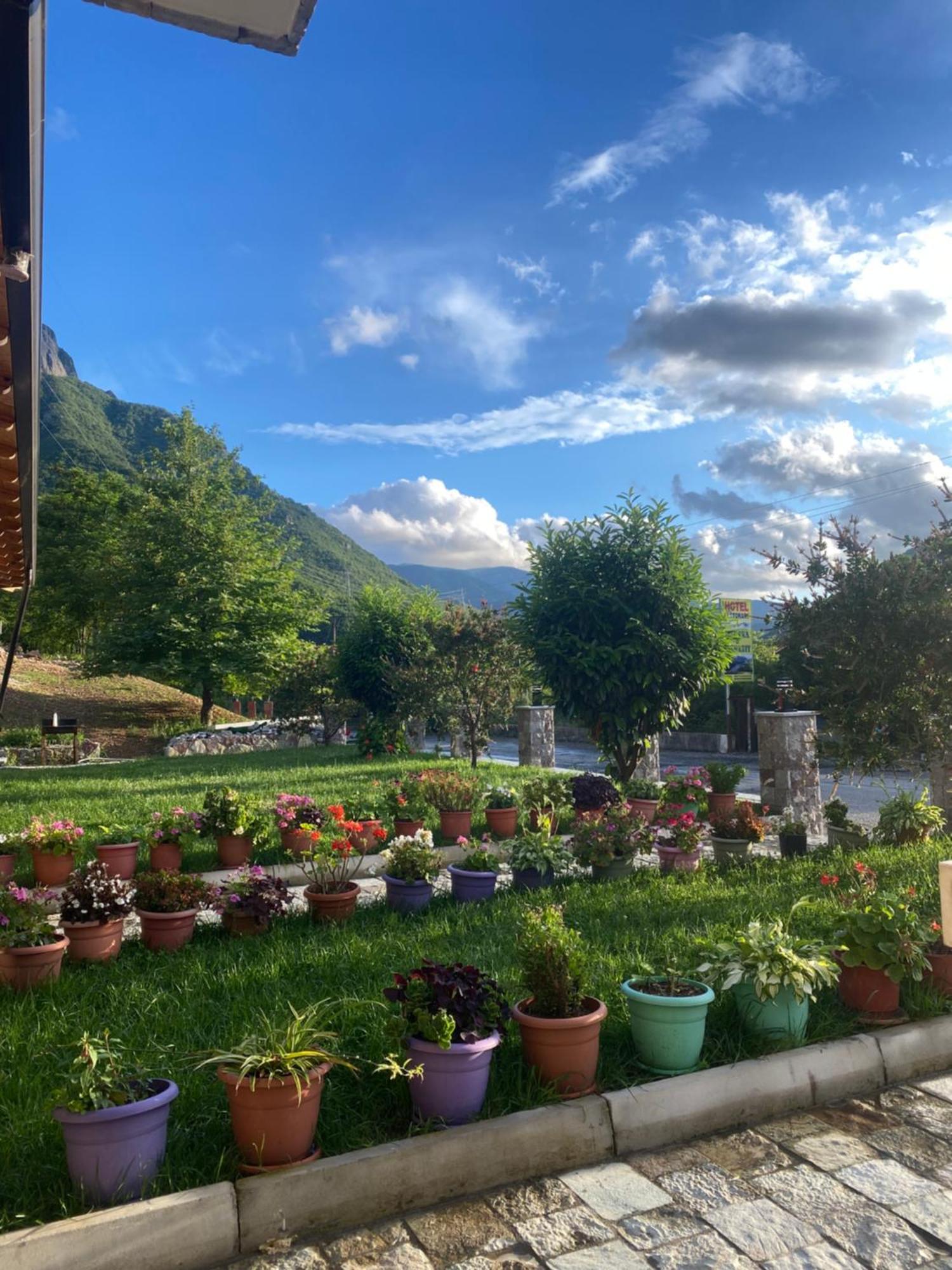 Lugina E Komanit Buitenkant foto